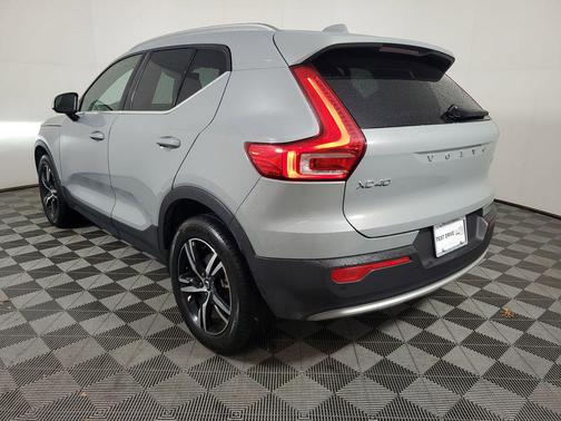 2025 Volvo XC40 B5 Core Bright Theme