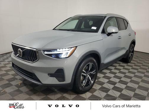 2025 Volvo XC40 B5 Core Bright Theme