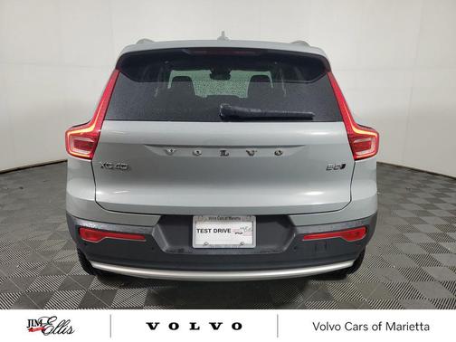 2025 Volvo XC40 B5 Core Bright Theme