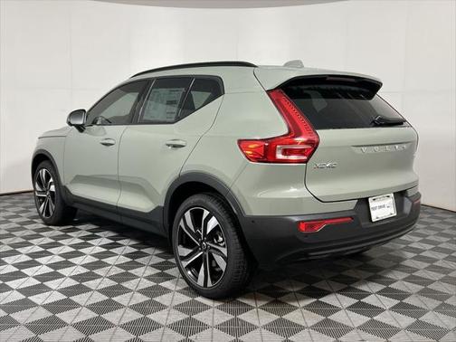 2025 Volvo XC40 B5 Plus Dark Theme