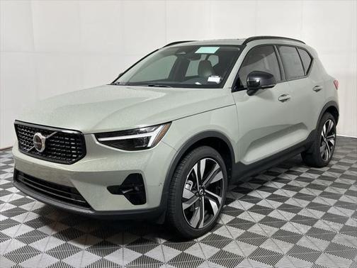2025 Volvo XC40 B5 Plus Dark Theme