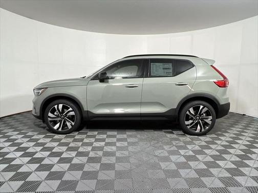 2025 Volvo XC40 B5 Plus Dark Theme
