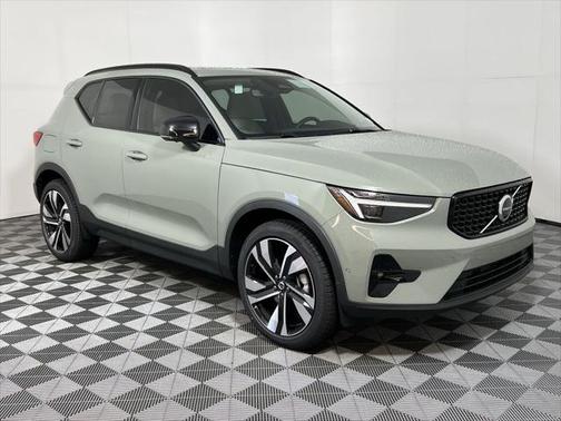 2025 Volvo XC40 B5 Plus Dark Theme