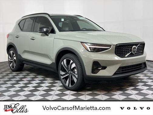 2025 Volvo XC40 B5 Plus Dark Theme