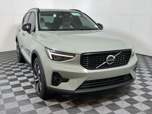 2025 Volvo XC40 B5 Plus Dark Theme