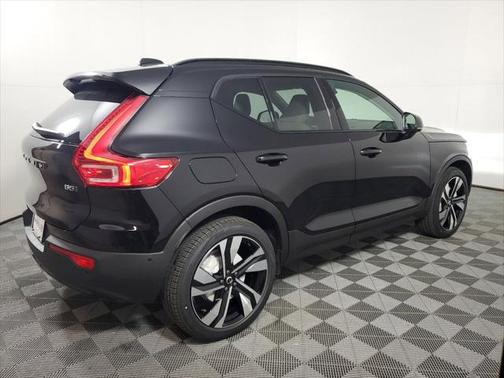 2025 Volvo XC40 B5 Ultra Dark Theme