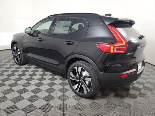 2025 Volvo XC40 B5 Ultra Dark Theme