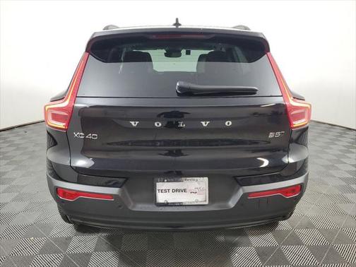 2025 Volvo XC40 B5 Ultra Dark Theme