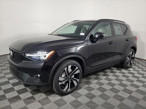 2025 Volvo XC40 B5 Ultra Dark Theme