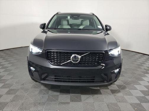 2025 Volvo XC40 B5 Ultra Dark Theme