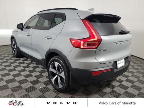 2026 Volvo XC40 Core, B5 AWD Gas (mild hybrid), Dark