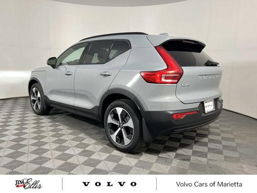 2026 Volvo XC40 Core, B5 AWD Gas (mild hybrid), Dark