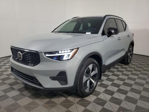 2026 Volvo XC40 Core, B5 AWD Gas (mild hybrid), Dark