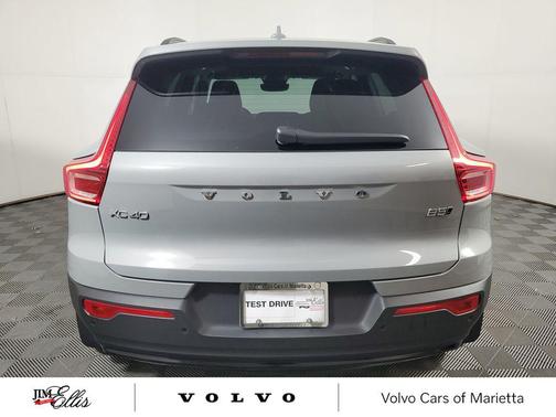 2026 Volvo XC40 Core, B5 AWD Gas (mild hybrid), Dark