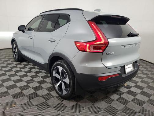 2026 Volvo XC40 Core, B5 AWD Gas (mild hybrid), Dark