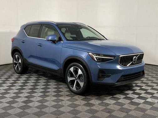 2024 Volvo XC40 B5 Plus Bright Theme