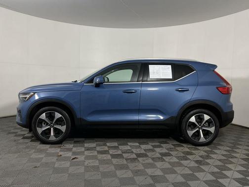 2024 Volvo XC40 B5 Plus Bright Theme