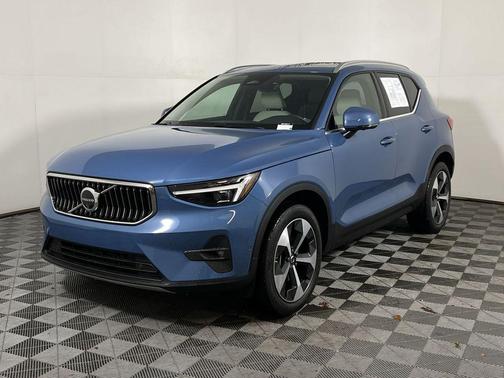 2024 Volvo XC40 B5 Plus Bright Theme