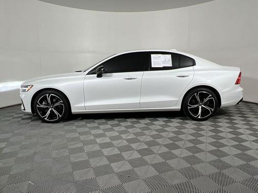 2024 Volvo S60 B5 Ultimate Dark Theme
