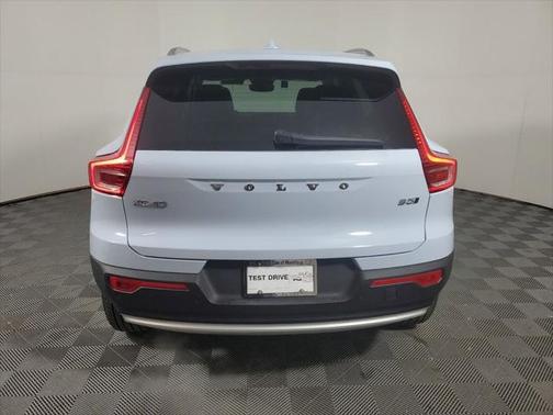 2025 Volvo XC40 B5 Ultra Bright Theme