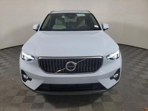 2025 Volvo XC40 B5 Ultra Bright Theme