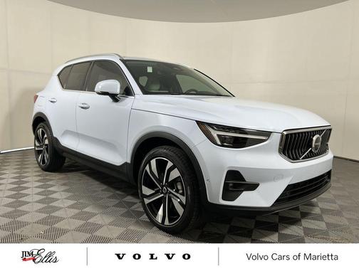 2025 Volvo XC40 B5 Ultra Bright Theme