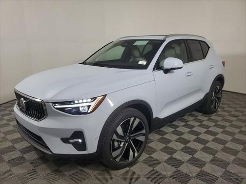 2025 Volvo XC40 B5 Ultra Bright Theme