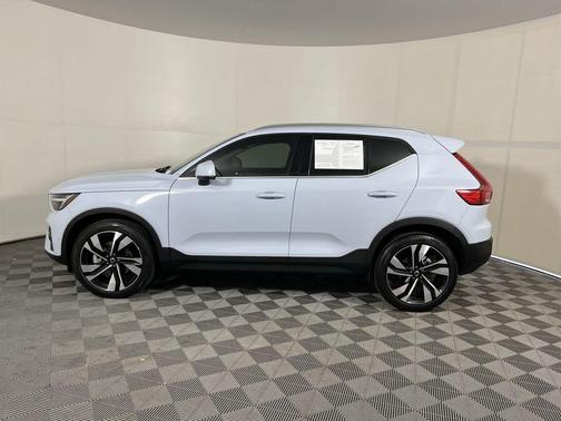 2025 Volvo XC40 B5 Ultra Bright Theme