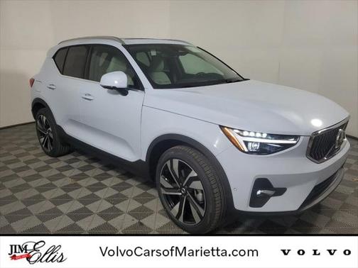 2025 Volvo XC40 B5 Ultra Bright Theme