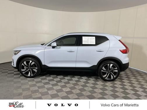 2025 Volvo XC40 B5 Ultra Bright Theme