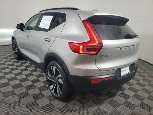 2025 Volvo XC40 B5 Plus Dark Theme