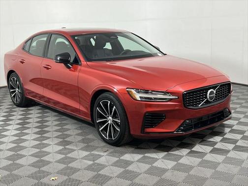 2024 Volvo S60 Recharge Plug-In Hybrid T8 Core Dark Theme