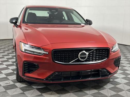 2024 Volvo S60 Recharge Plug-In Hybrid T8 Core Dark Theme