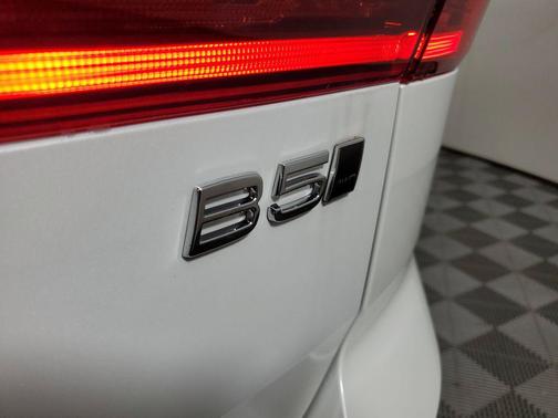 Crystal White Metallic 2026 Volvo XC60 B5 Ultra