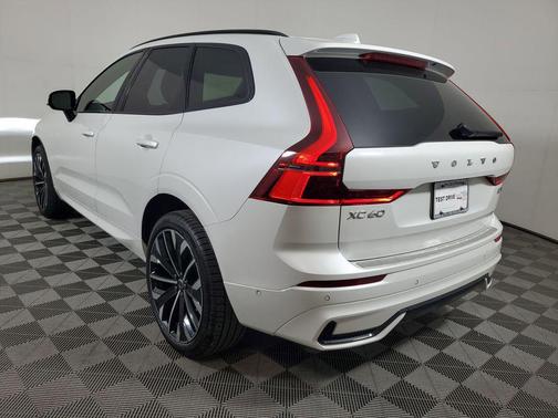 Crystal White Metallic 2026 Volvo XC60 B5 Ultra