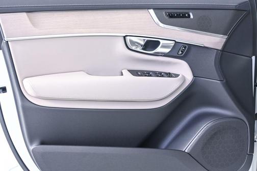 Crystal White Pearl 2026 Volvo XC90 Core, B5 AWD Gas (mild hybrid), Gasoline, Bright, 7 Seats