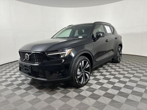2025 Volvo XC40 B5 Plus Dark Theme