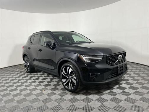 2025 Volvo XC40 B5 Plus Dark Theme