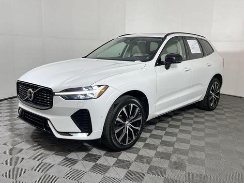 2023 Volvo XC60 Plus Dark Theme