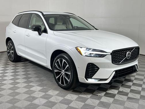 2023 Volvo XC60 Plus Dark Theme