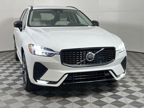 2023 Volvo XC60 Plus Dark Theme