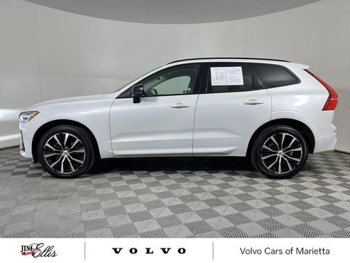 2023 Volvo XC60 Plus Dark Theme