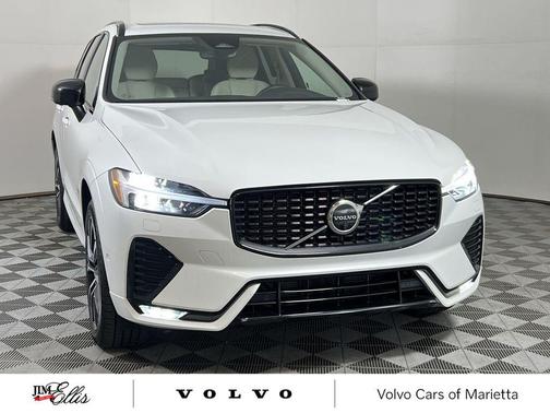 2023 Volvo XC60 Plus Dark Theme