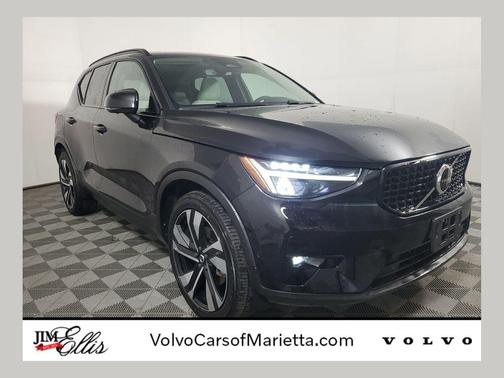 Onyx Black Metallic 2023 Volvo XC40 B5 Plus Dark Theme