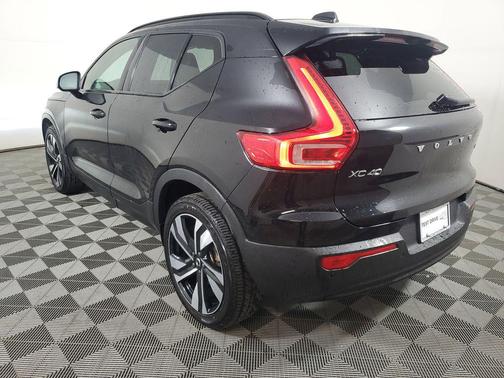 Onyx Black Metallic 2023 Volvo XC40 B5 Plus Dark Theme