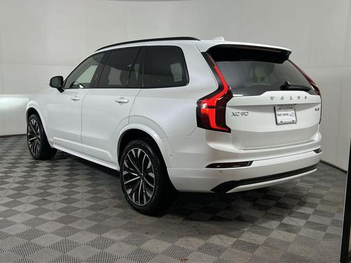 2026 Volvo XC90 B6 Ultra Dark Theme 7-Seater
