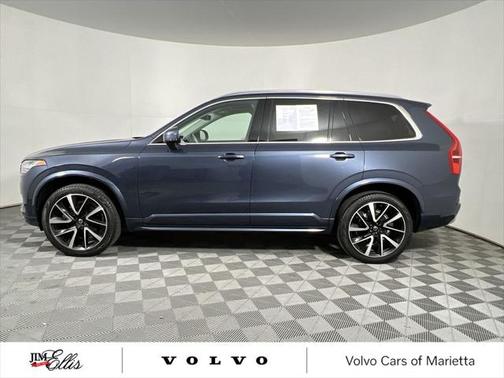 2022 Volvo XC90 T6 Momentum