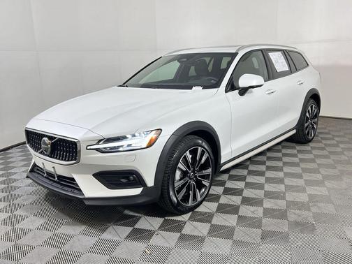 2024 Volvo V60 Cross Country B5 Ultimate
