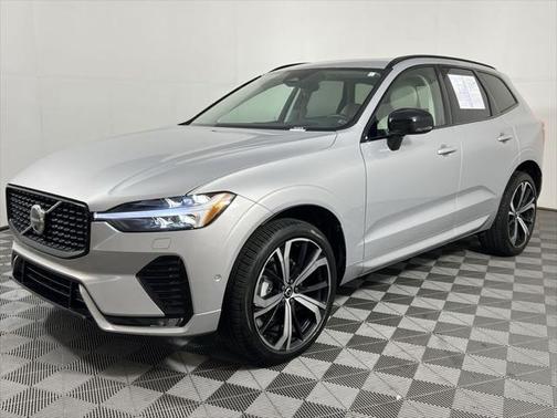 2023 Volvo XC60 B5 Ultimate Dark Theme