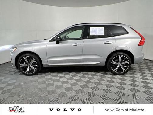 2023 Volvo XC60 B5 Ultimate Dark Theme
